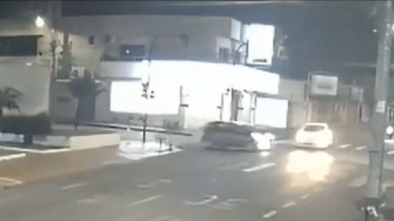 Colisão entre dois carros deixa mulher ferida na Avenida Floriano Peixoto, em Uberlândia