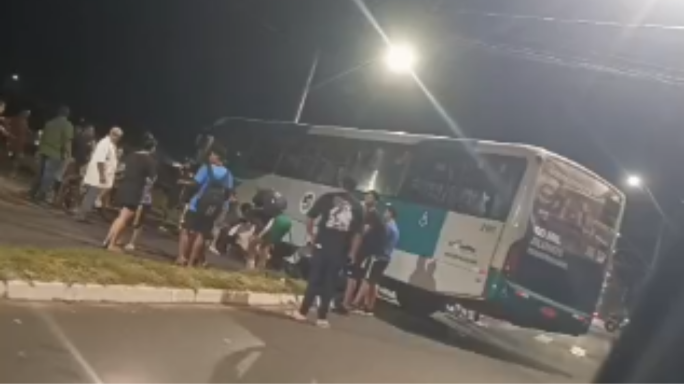 Mulher fica ferida em colisão entre moto e ônibus no bairro Morumbi, em Uberlândia