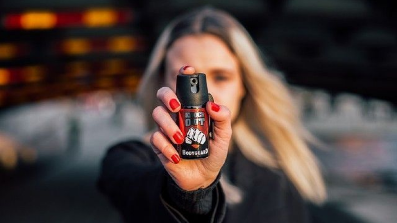 Nova lei permite que mulheres maiores de 18 anos comprem spray de pimenta para defesa pessoal