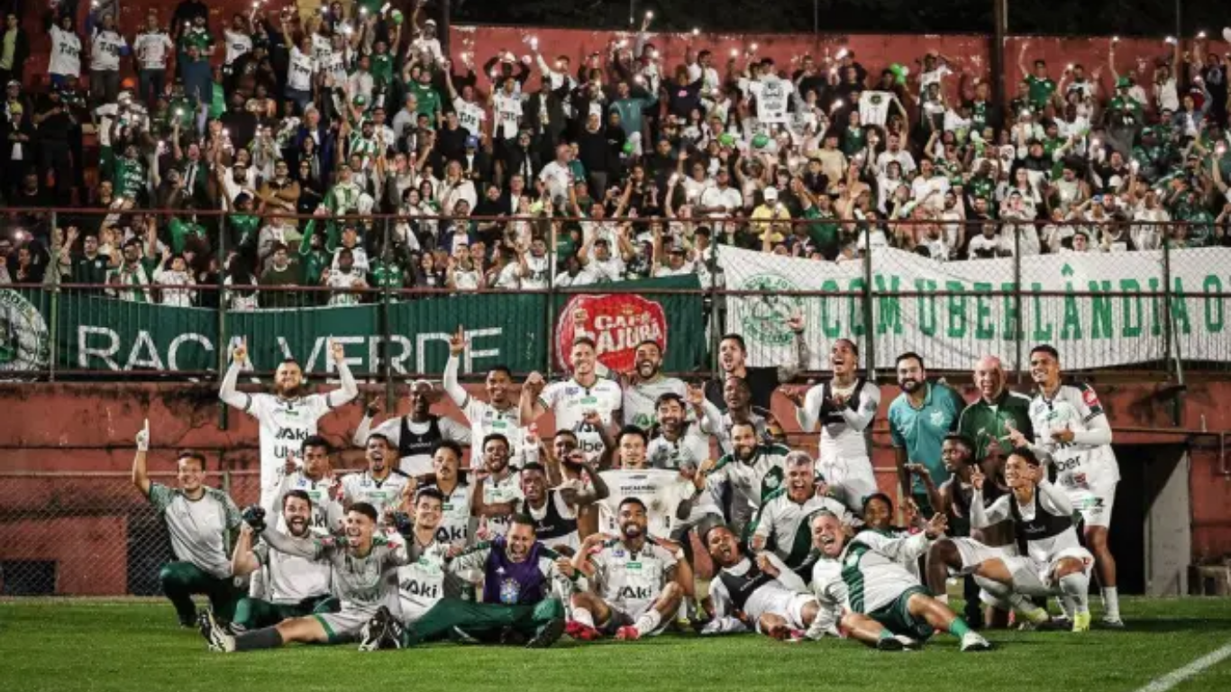 Jogadores do Uberlândia celebram classificação na Série D
