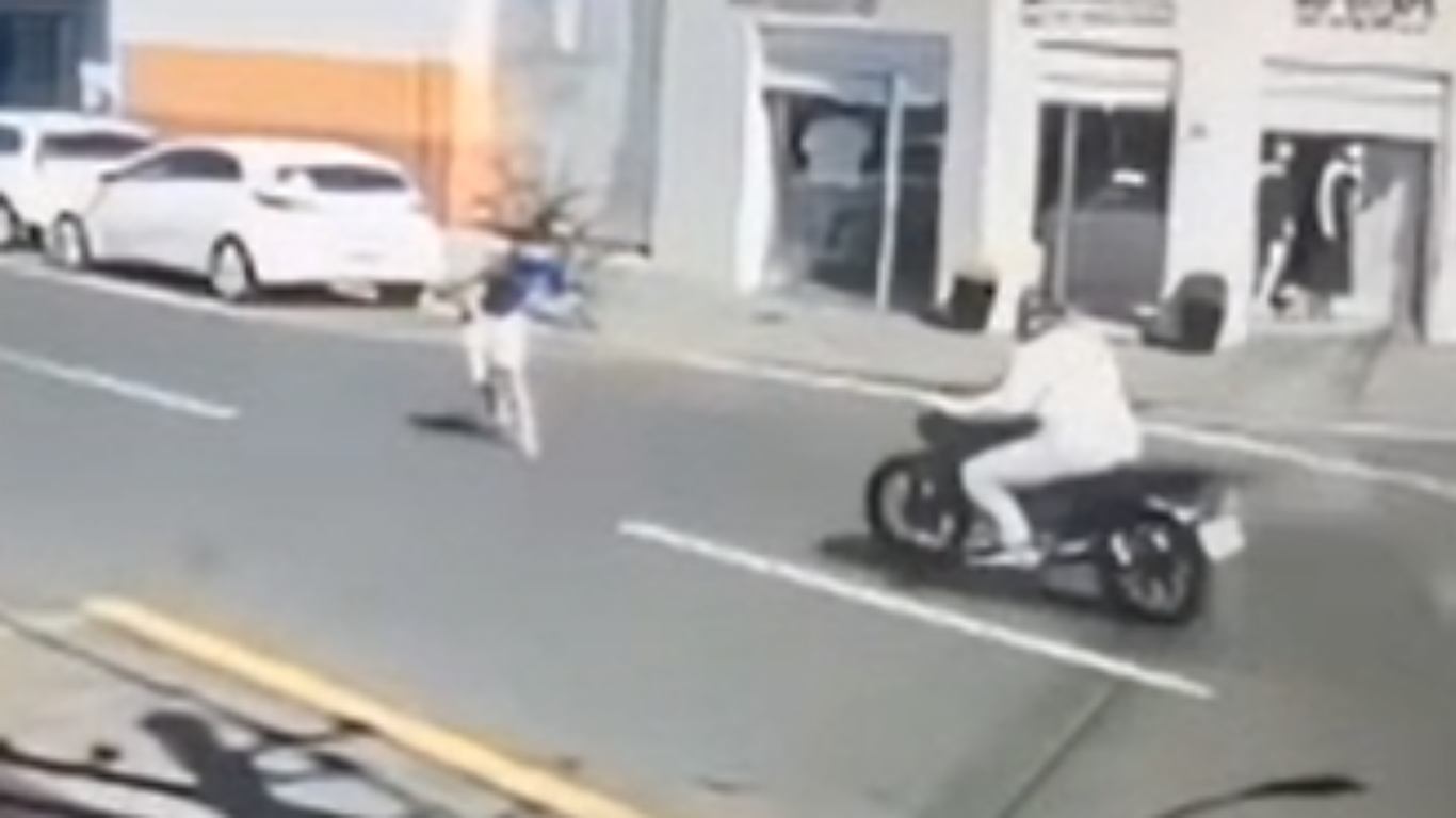 Criança de 12 anos fica em estado grave após ser atropelada por moto em Araguari