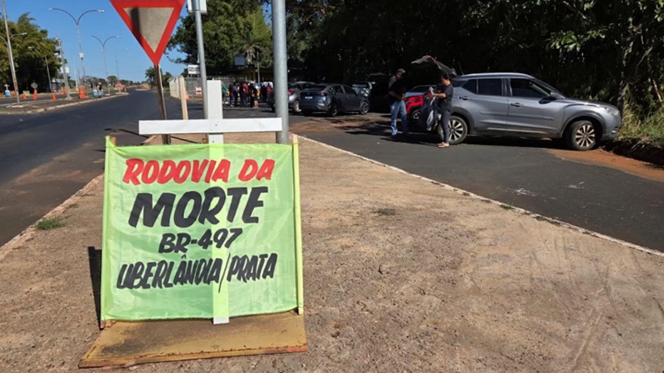 Moradores fazem protesto na MGC-497 em Uberlândia e cobram obras de segurança na rodovia