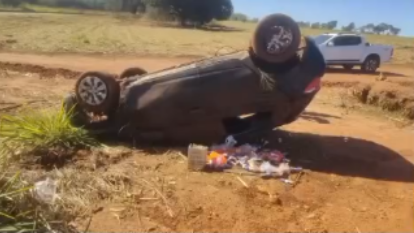 Carro capota com quatro ocupantes em trevo de acesso a usina na rodovia em Frutal