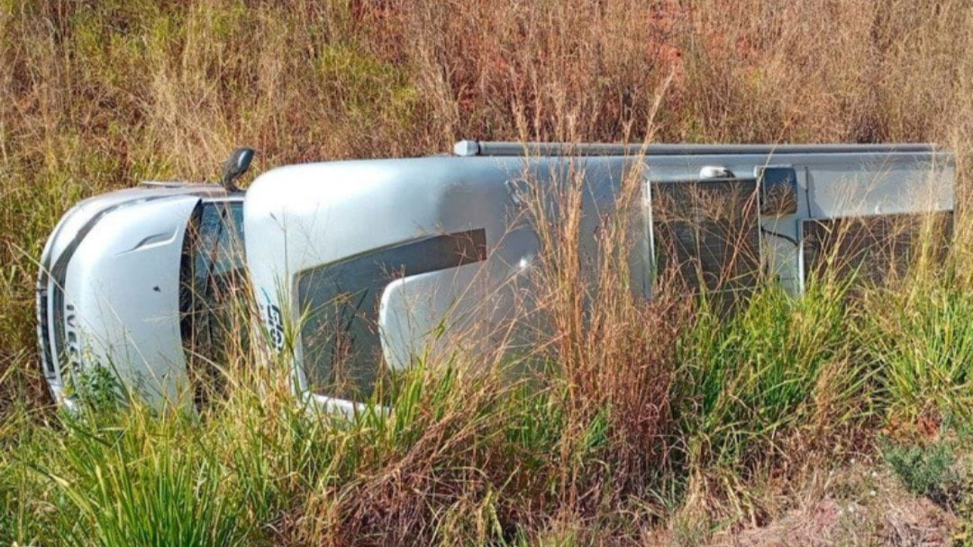 Motorhome tombado em Guimarânia