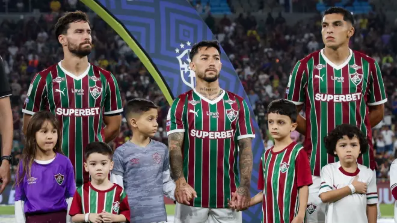 Lucho Acosta (ao centro), do Fluminense, virou algo de investigação por suposta manipulação de cartão amarelo