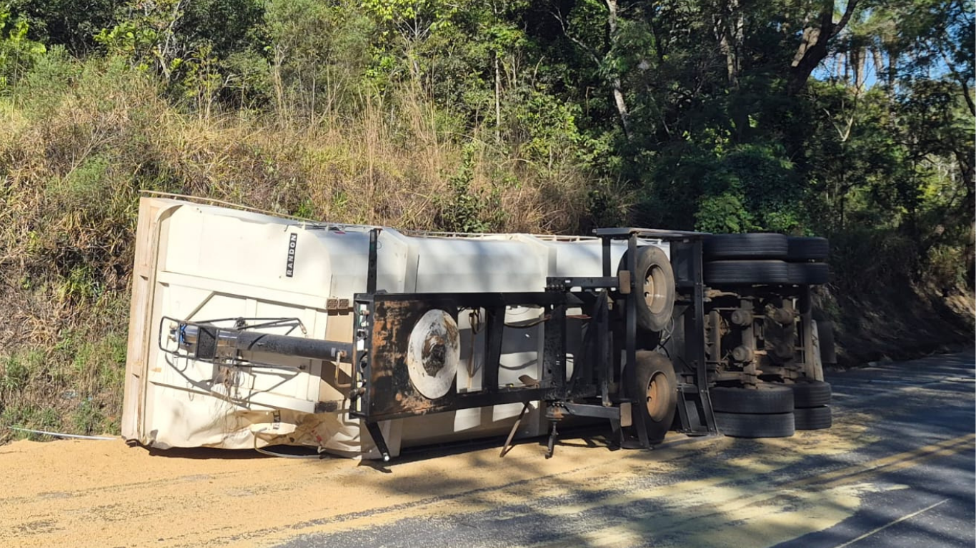 Carreta carregada com soja tomba e interdita parcialmente a BR-146, em Araxá