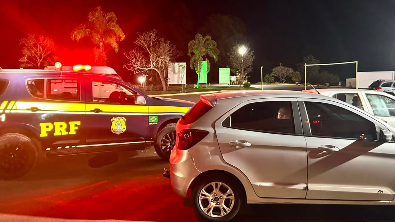 PRF recupera carro clonado e prende homem por tráfico após perseguição na BR-365