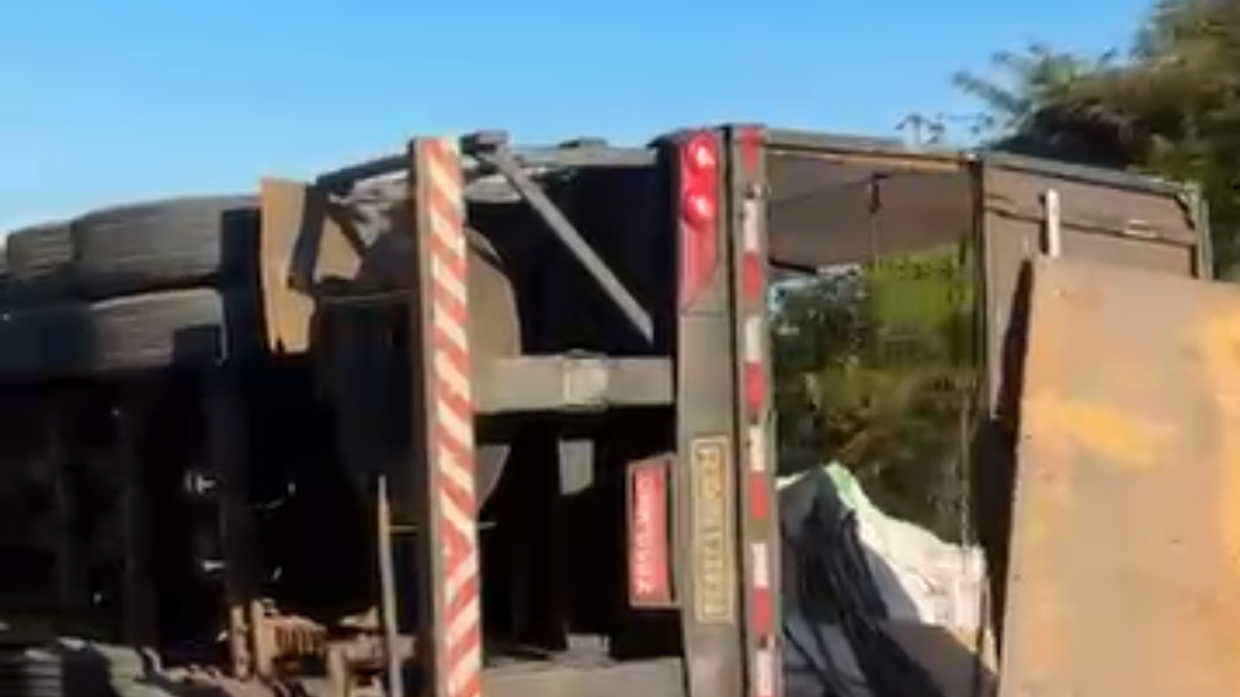 Parte da carga ficou espalhada na pista e a faixa da direita segue interditada