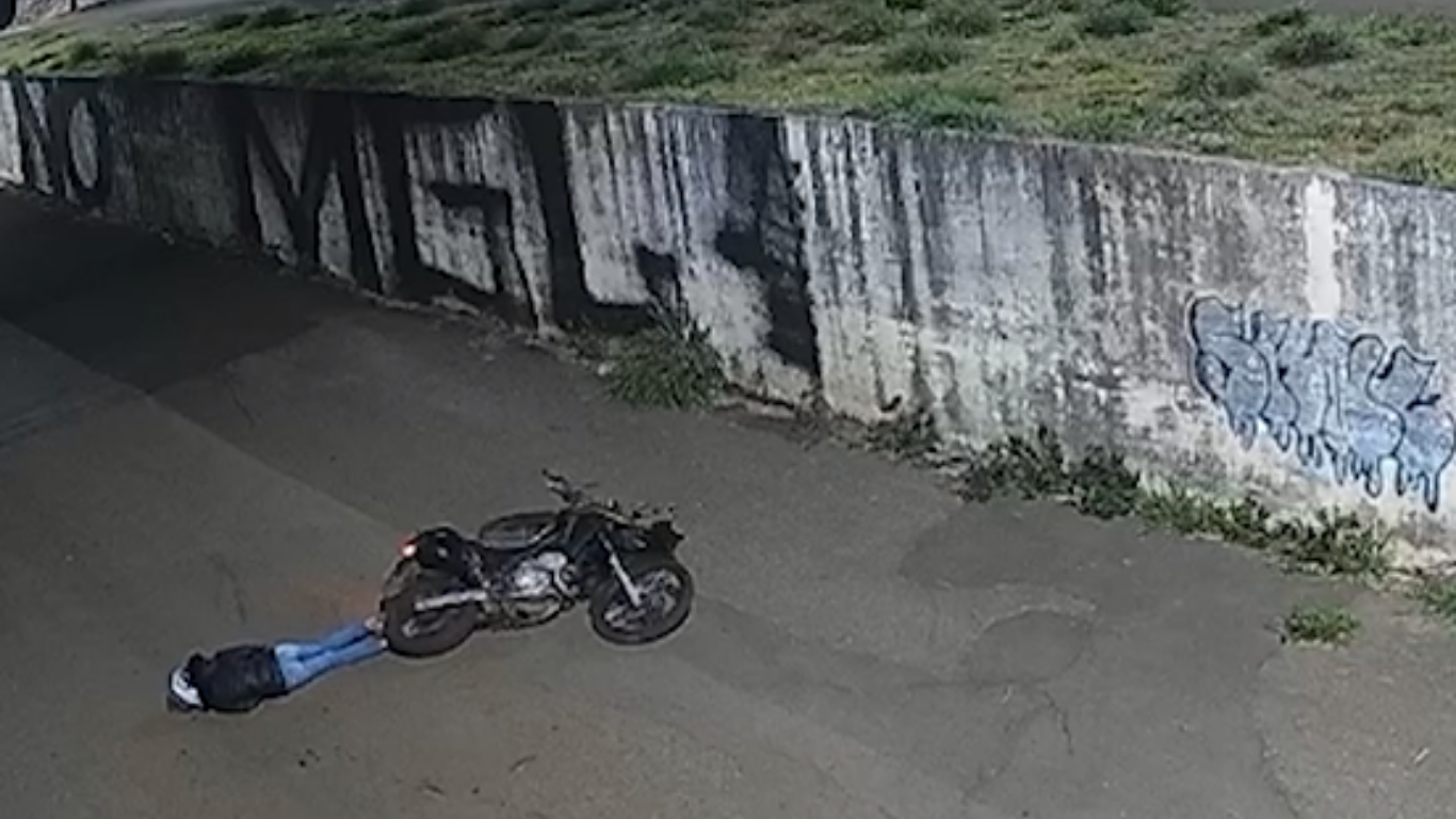 Motociclista perde o controle e cai de altura de 5 metros em Patos de Minas