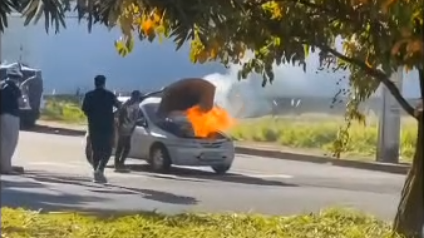 Carro pega fogo no Jardim Karaíba, em Uberlândia