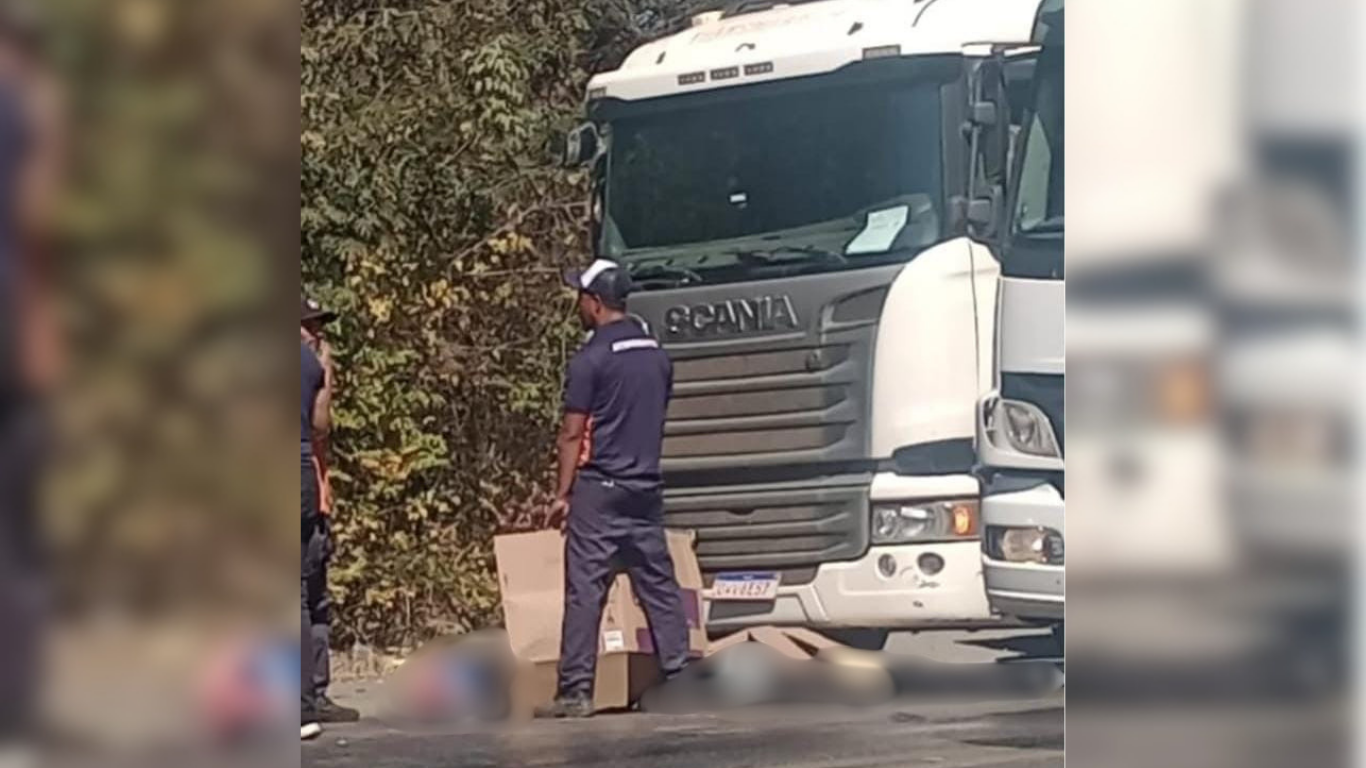 Acidente com moto e caminhão deixa mulher morta na BR-251, em Montes Claros