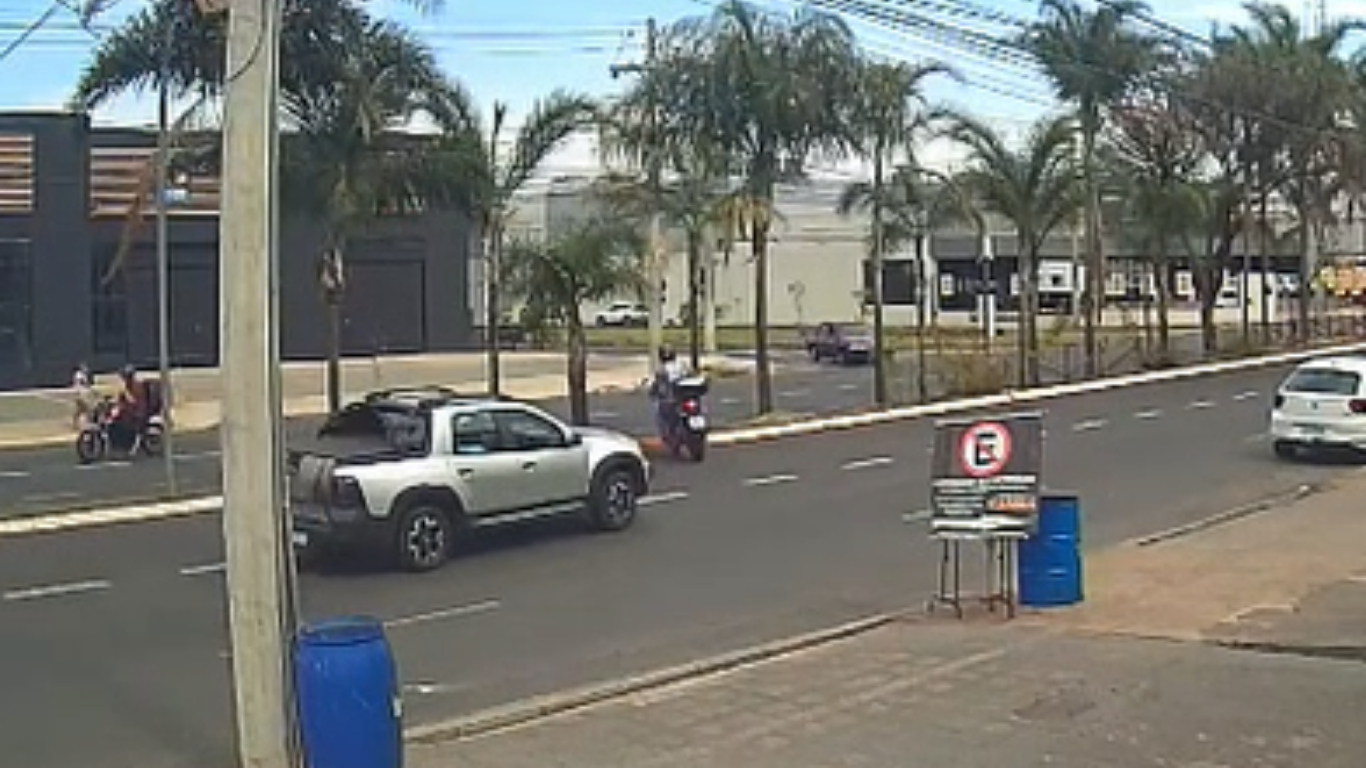 Briga de trânsito no bairro Novo Mundo, em Uberlândia