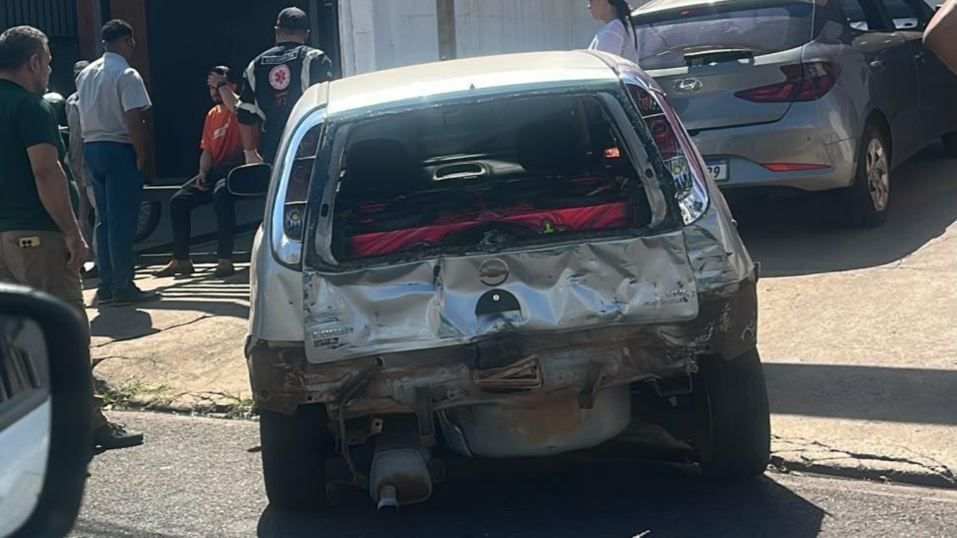 Duas pessoas ficam feridas após ônibus colidir com carro no bairro Granada