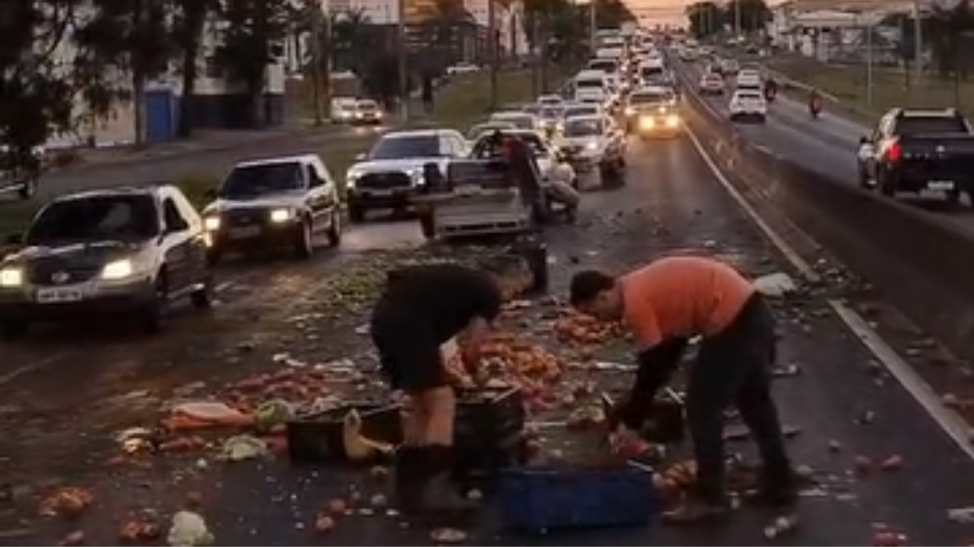 Carretinha carregada com verduras tomba na BR-050 e complica o trânsito em Uberlândia