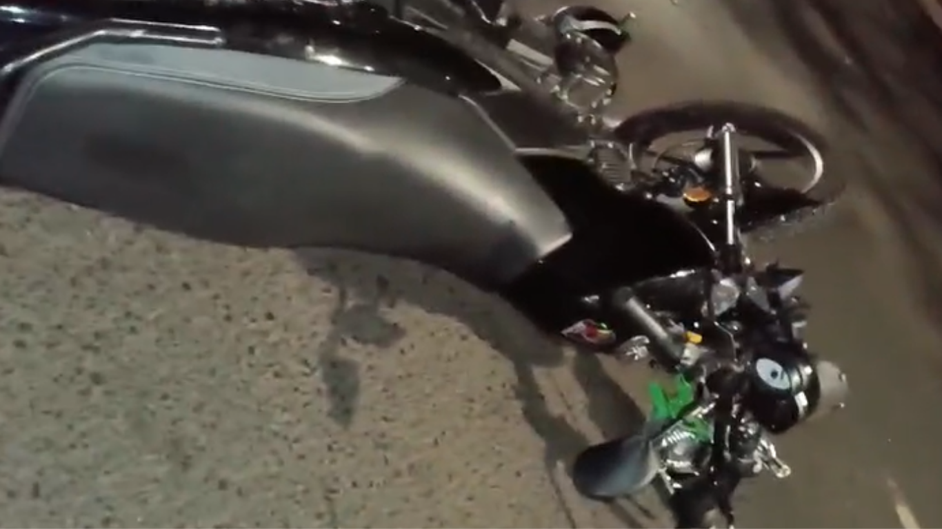 Atropelamento por moto deixa duas pessoas feridas na Avenida Rondon Pacheco, em Uberlândia