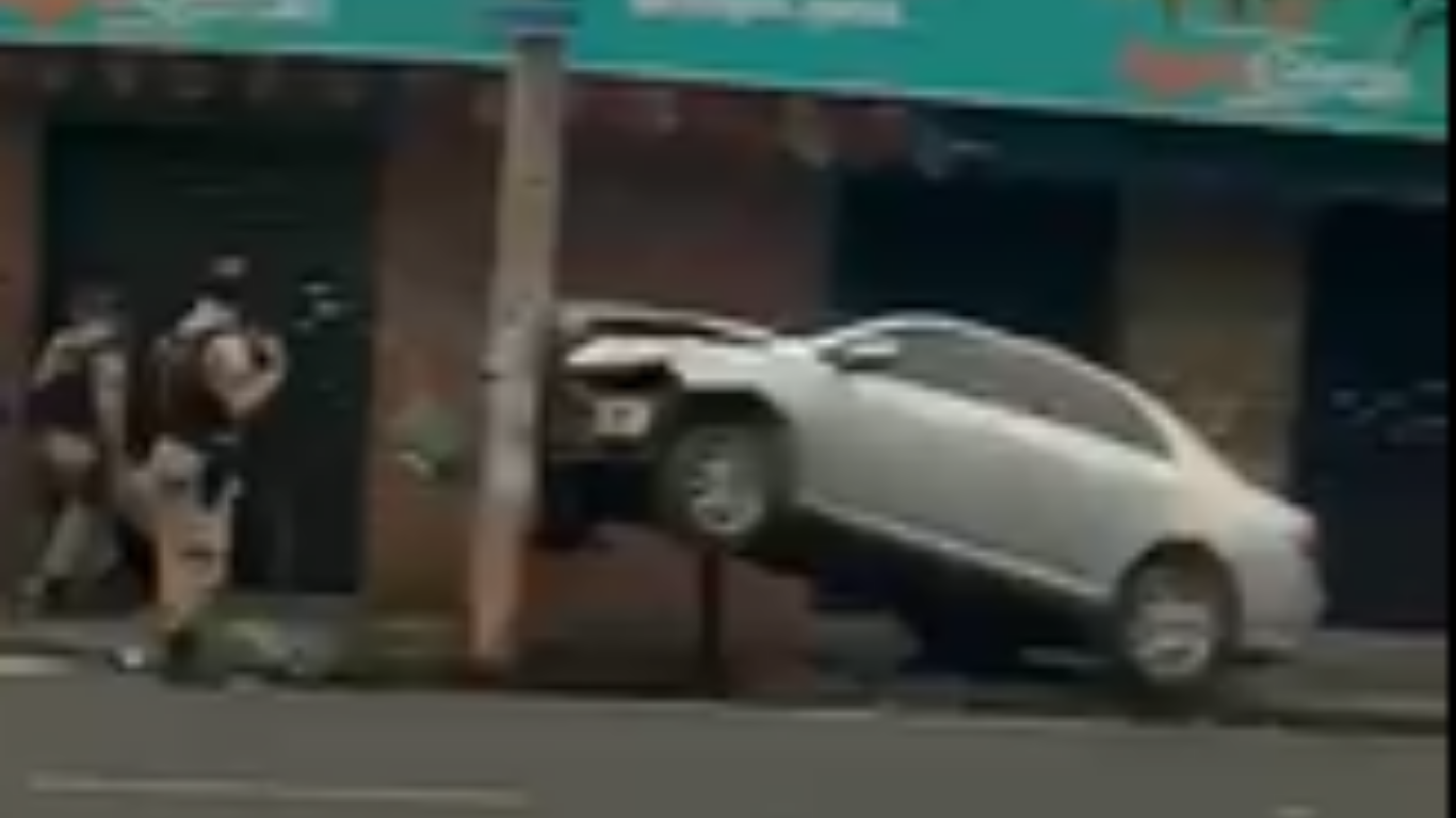 Carro colide contra poste no bairro Luizote de Freitas, em Uberlândia