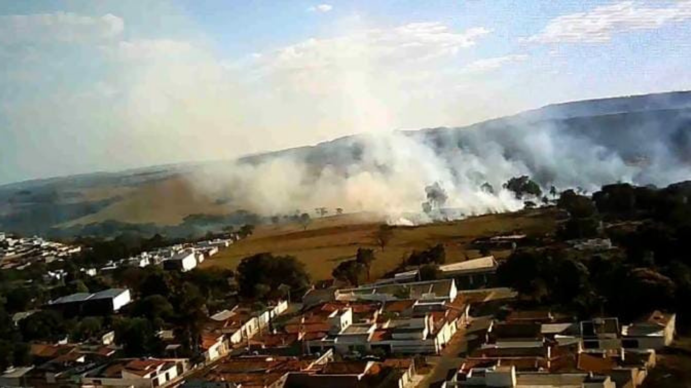Incêndio atinge área de pastagem e destrói barracão com sucatas em Patos de Minas