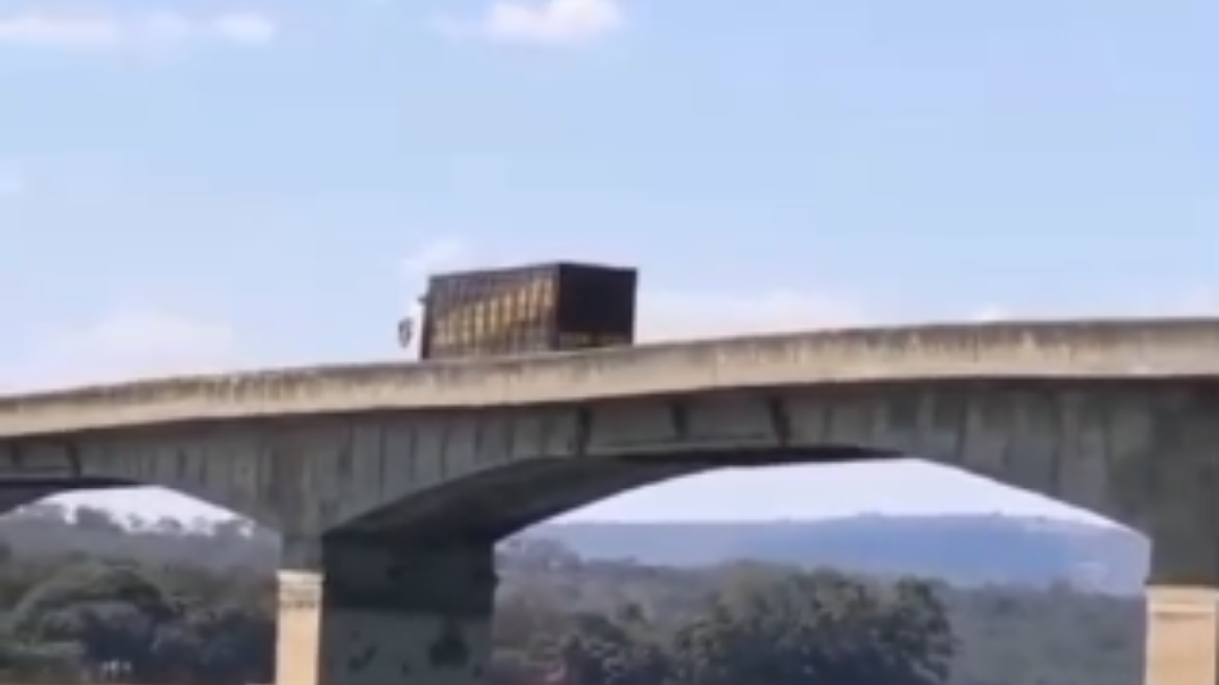 Mesmo com barreira e sinalização de obras na Ponte Quinca Mariano, condutor avançou por trecho proibido; tráfego segue suspenso no local