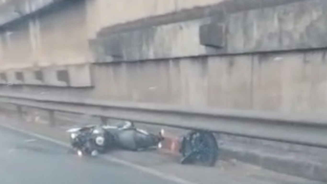 Colisão entre carro e motocicleta deixa jovem ferido na BR-050 em Uberlândia