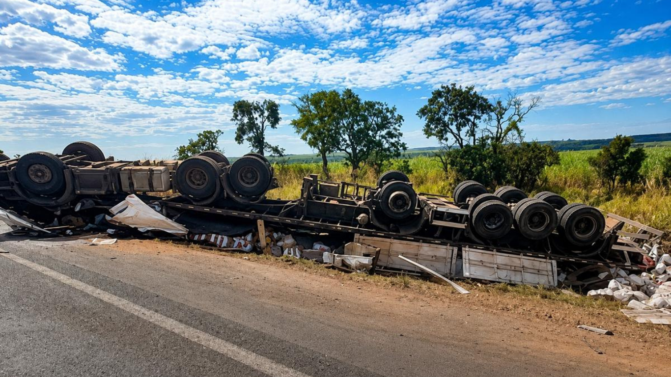 Caminhoneiro de 24 anos morre após carreta sair da pista e capotar na BR-050 em Uberaba
