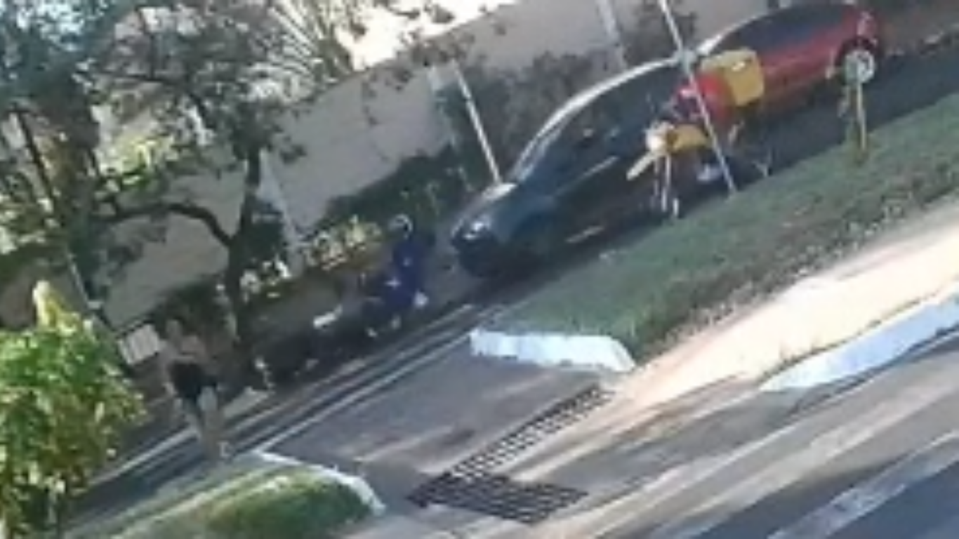 Colisão entre carro e moto deixa ferido no bairro Chácaras Tubalina, em Uberlândia