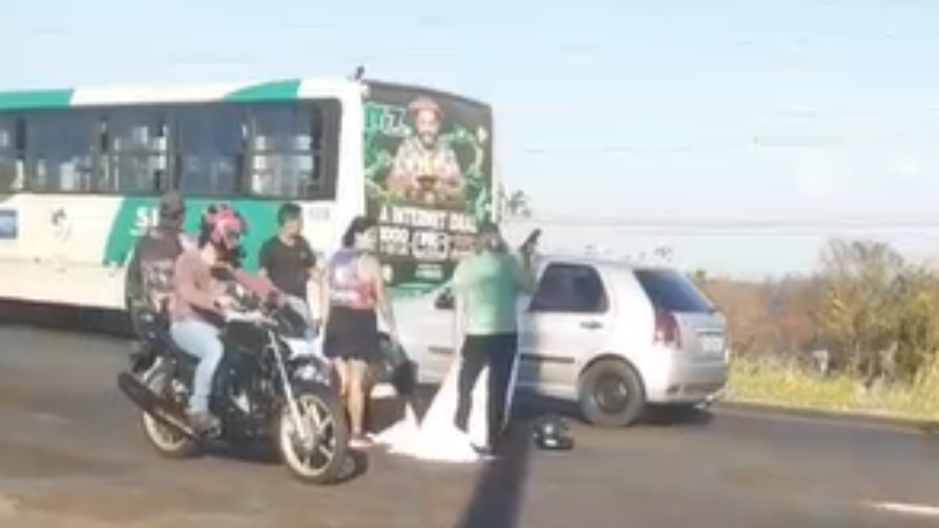 Motociclista de 25 anos fica ferida após colisão com ônibus na Avenida Aldo Borges Leão