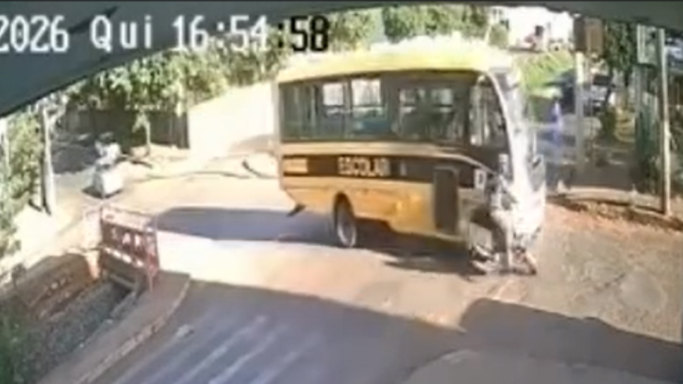 Ônibus escolar se envolve em acidente após avançar placa de "PARE" em Coromandel
