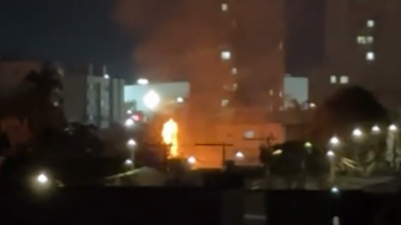 Incêndio em lote vago mobiliza Corpo de Bombeiros no bairro Brasil, em Uberlândia