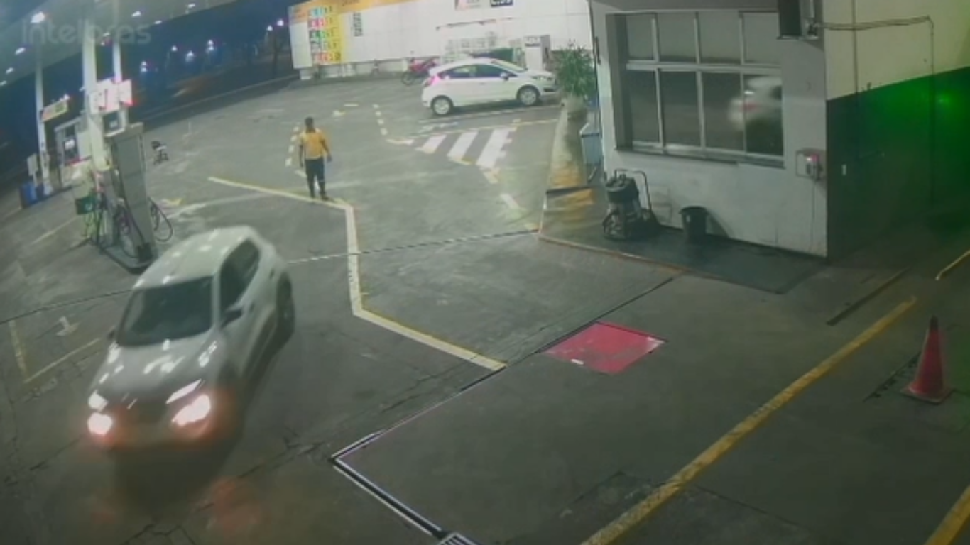 Motorista de Renault Kwid é procurado após abastecer e sair sem pagar em posto no Centro de Uberlândia