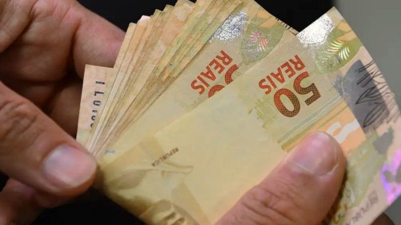Salário mínimo pode ter alta de R$ 120 em 2027