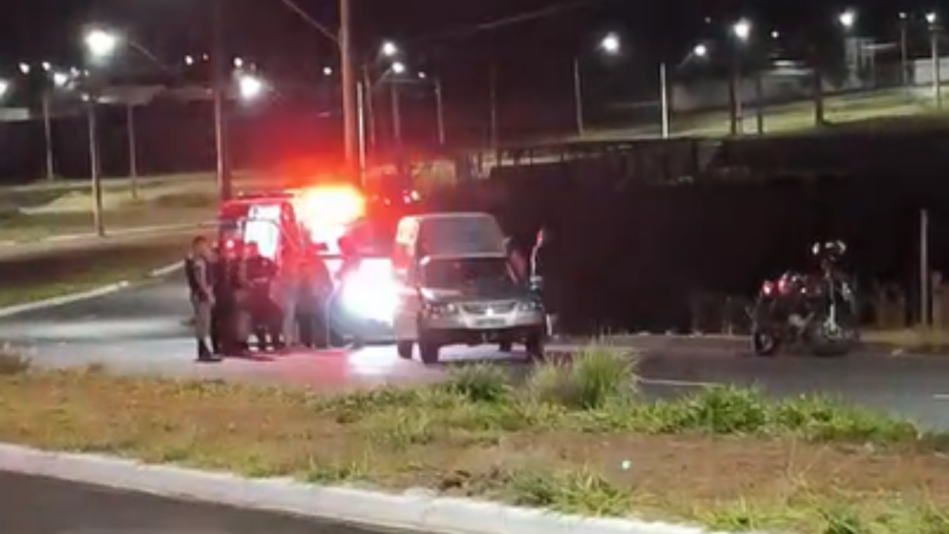 Homem morre após bater carro contra poste no bairro Shopping Park, em Uberlândia