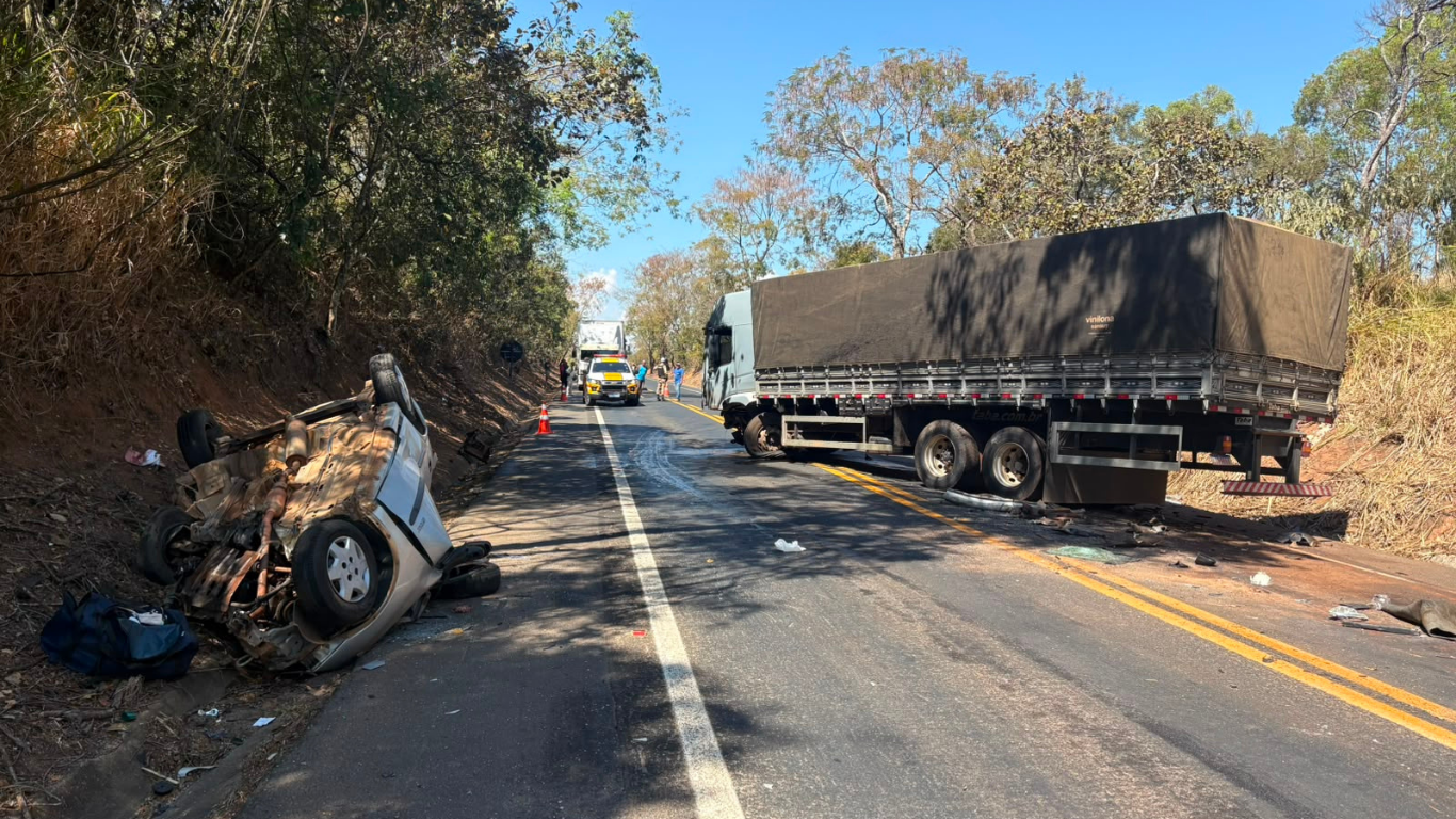 Acidente entre carro e caminhão deixa uma pessoa morta na MGC-452, em Perdizes