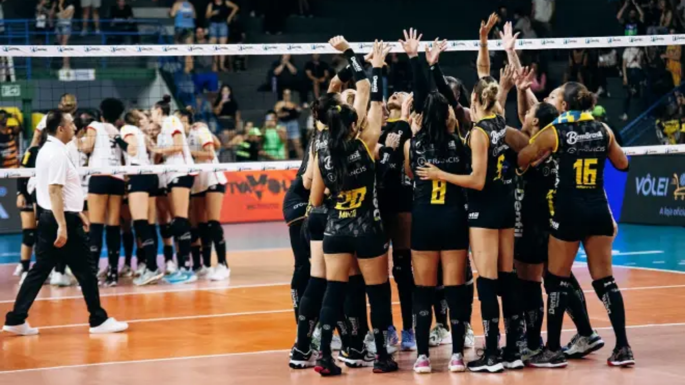 Jogadoras do Praia Clube celebram vitória sobre o Flamengo na Superliga Feminina