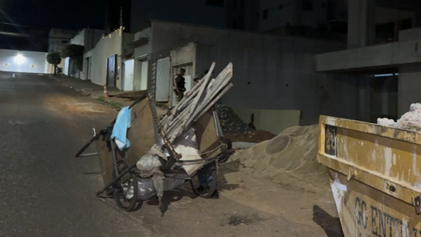 Três homens são presos pela Polícia Militar após furto de materiais em obra no bairro Santa Maria, em Uberlândia