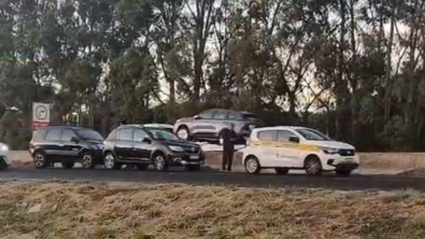 Engavetamento com cinco veículos deixa trânsito lento na BR-050, em Uberlândia