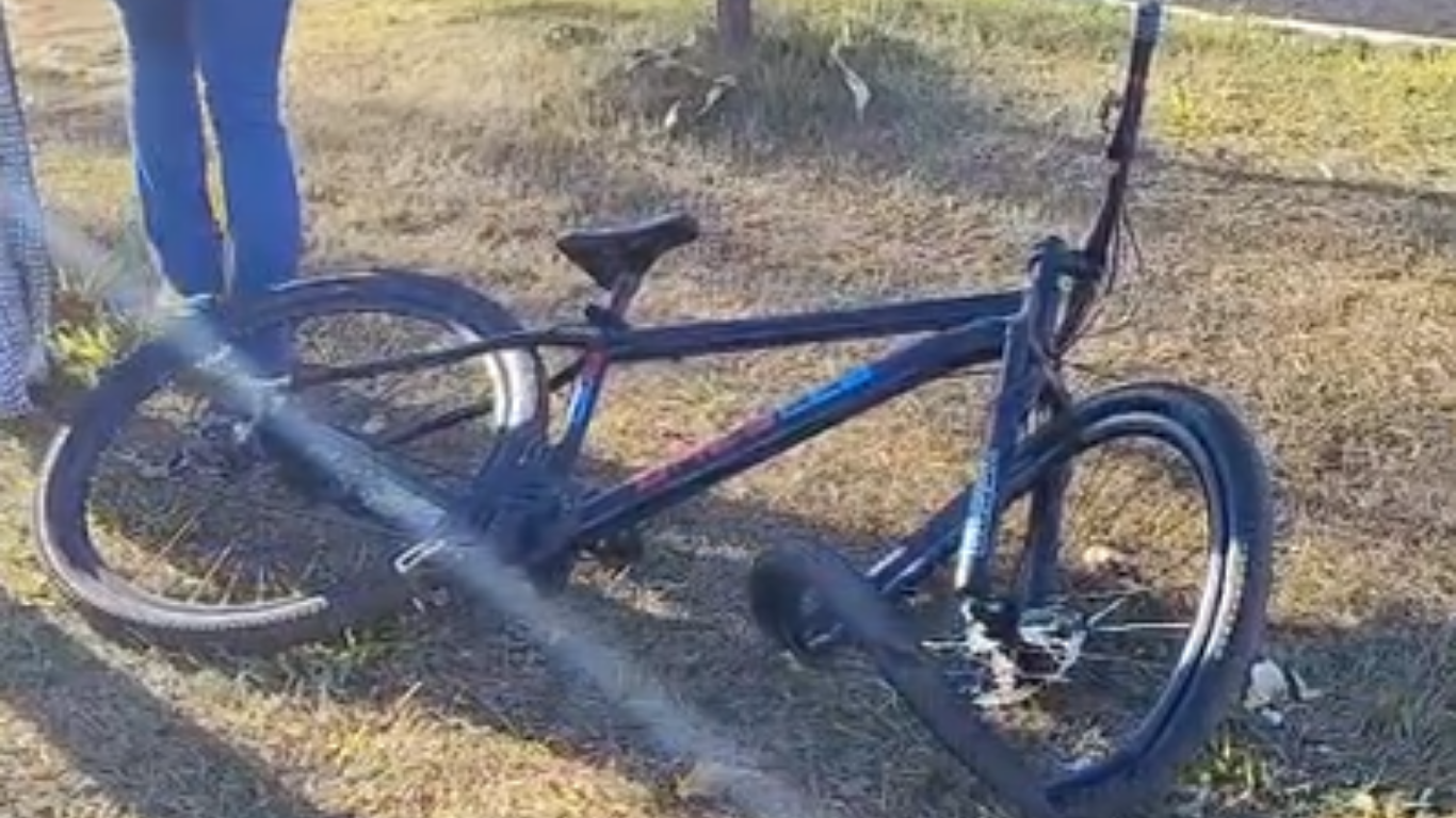 Ciclista fica ferido após colisão com carro na Avenida Anselmo Alves dos Santos, em Uberlândia