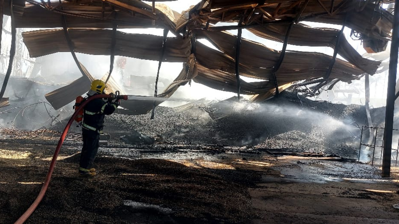 Incêndio de grandes proporções atinge setor de beneficiamento de café em fazenda de Patrocínio