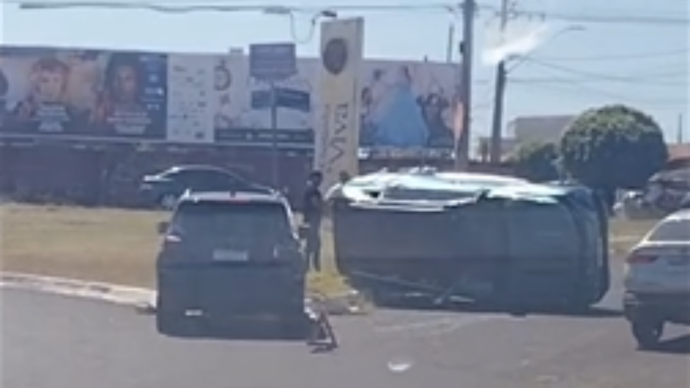 Capotamento de carro no Custódio Pereira