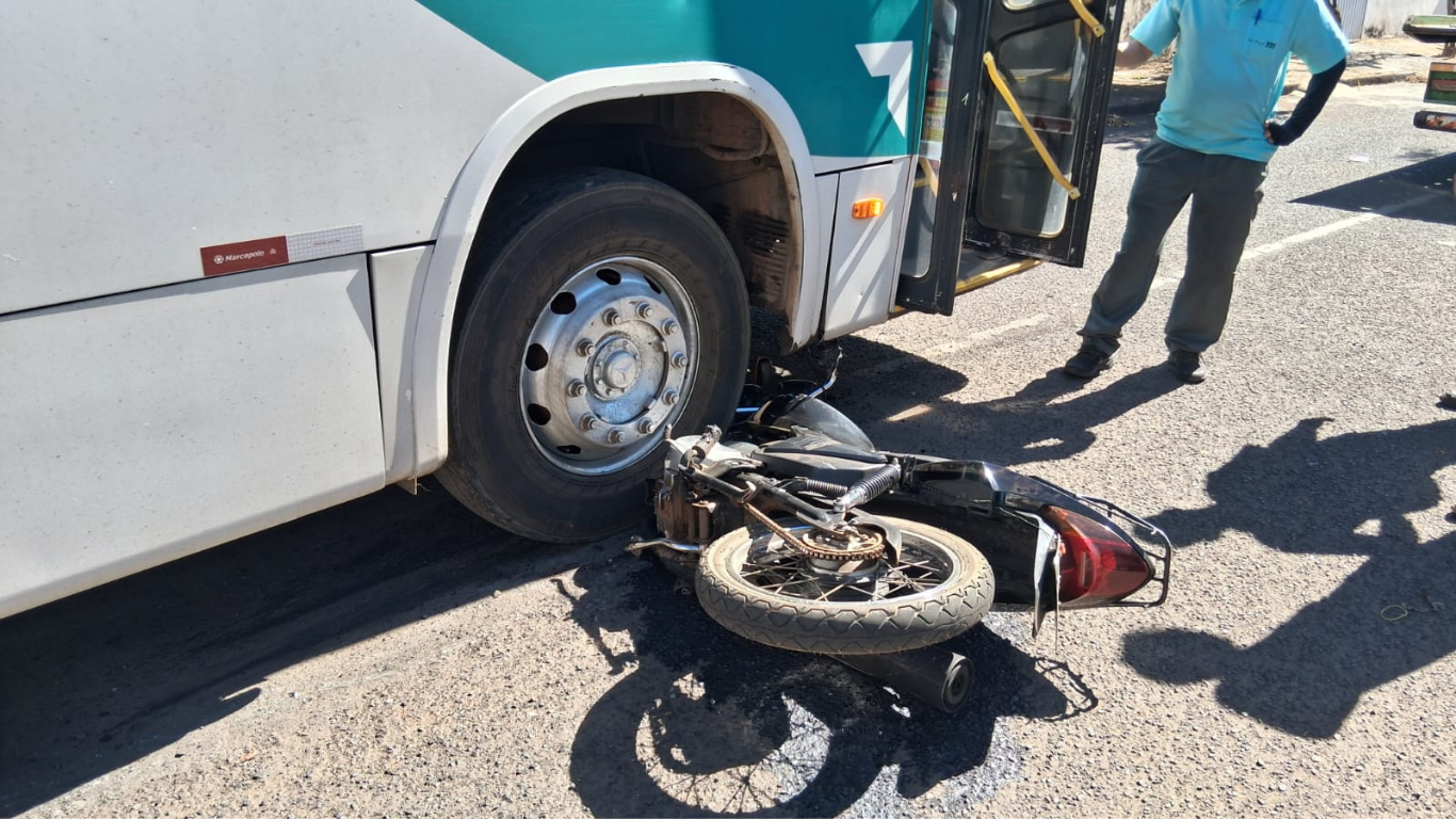 Mãe e filha ficam feridas após colisão entre moto e ônibus no bairro Minas Gerais, em Uberlândia