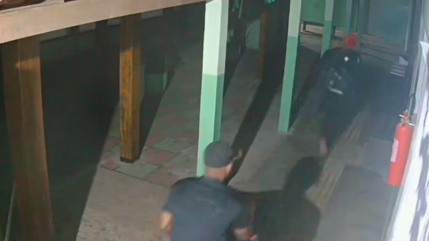 Imagens revelam ousadia de criminosos que invadiram escola estadual duas vezes em 24 horas no bairro São Jorge