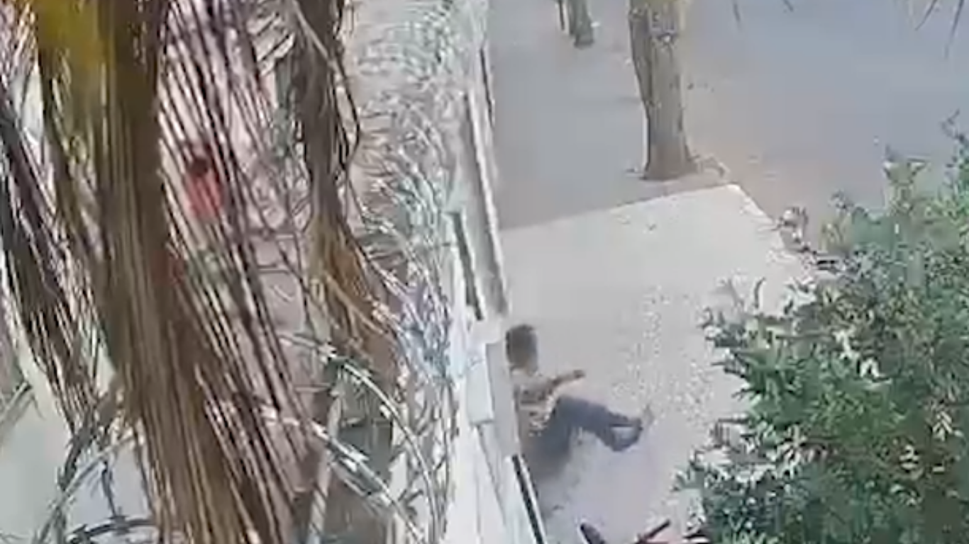 Câmeras gravam homem furtando bicicleta de condomínio e caindo de muro no bairro Santa Mônica