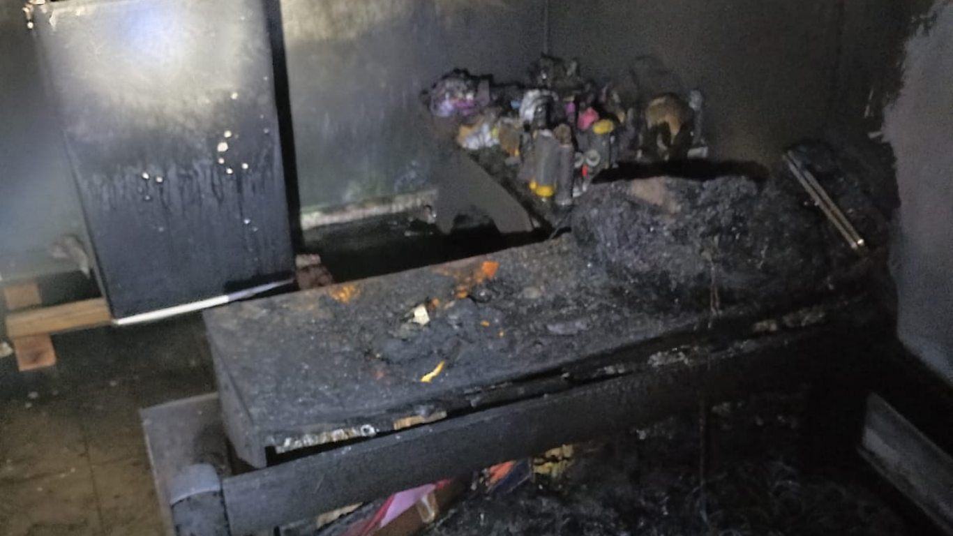 Curto-circuito provoca incêndio em quarto de residência no bairro Morada Nova