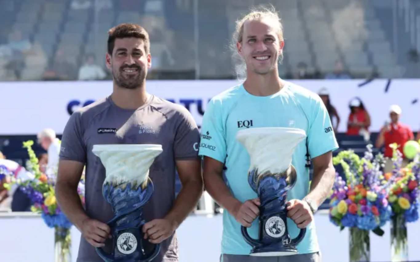 Rafael Luz e Orlando Matos com os troféus de campeões do Masters 1000 de Cincinnati