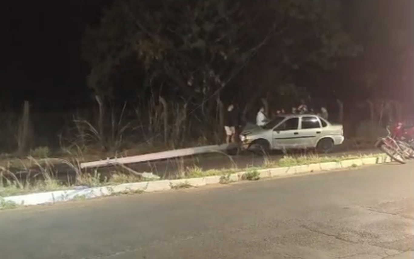 Carro atinge e danifica poste no Bairro Alvorada; trânsito fica parcialmente bloqueado