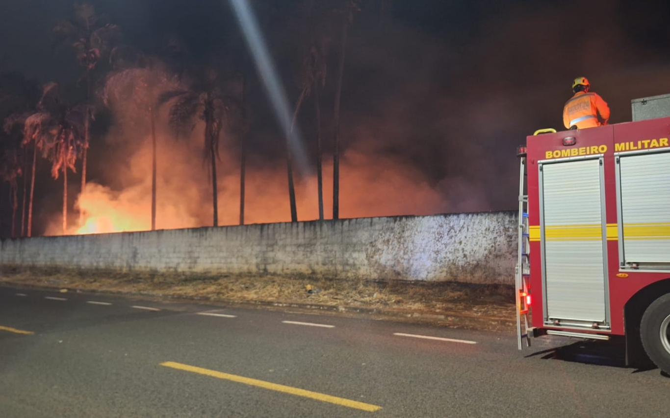 Série de incêndios atinge bairros de Araguari; terreno ao lado de asilo volta a pegar fogo