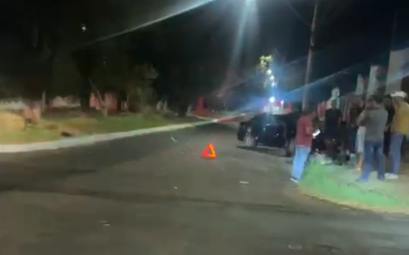 Colisão entre carro e moto deixa jovem de 19 anos ferido no Chácaras Tubalina, em Uberlândia