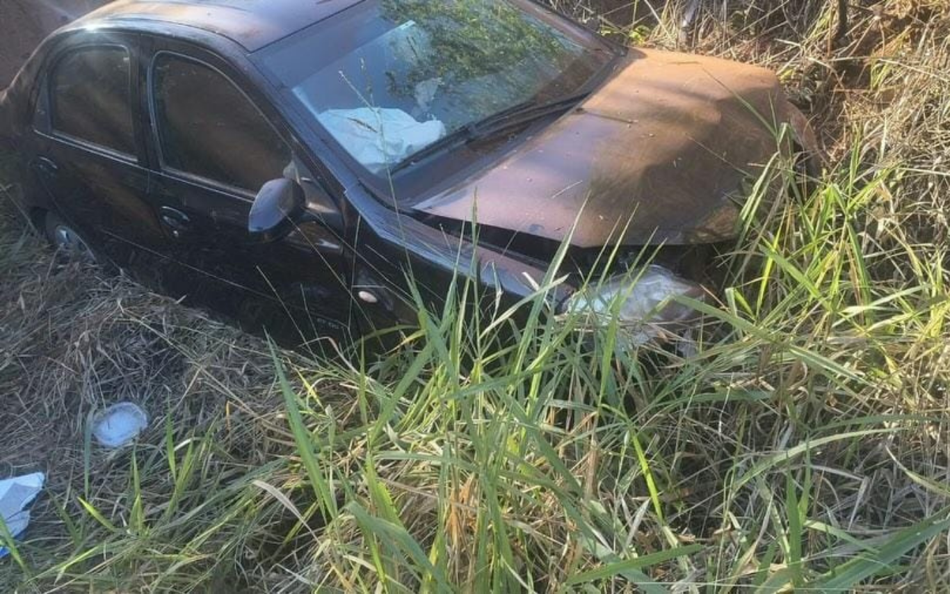 Motorista de Uberlândia perde o controle da direção e bate em barranco na MG-497, em Campina Verde