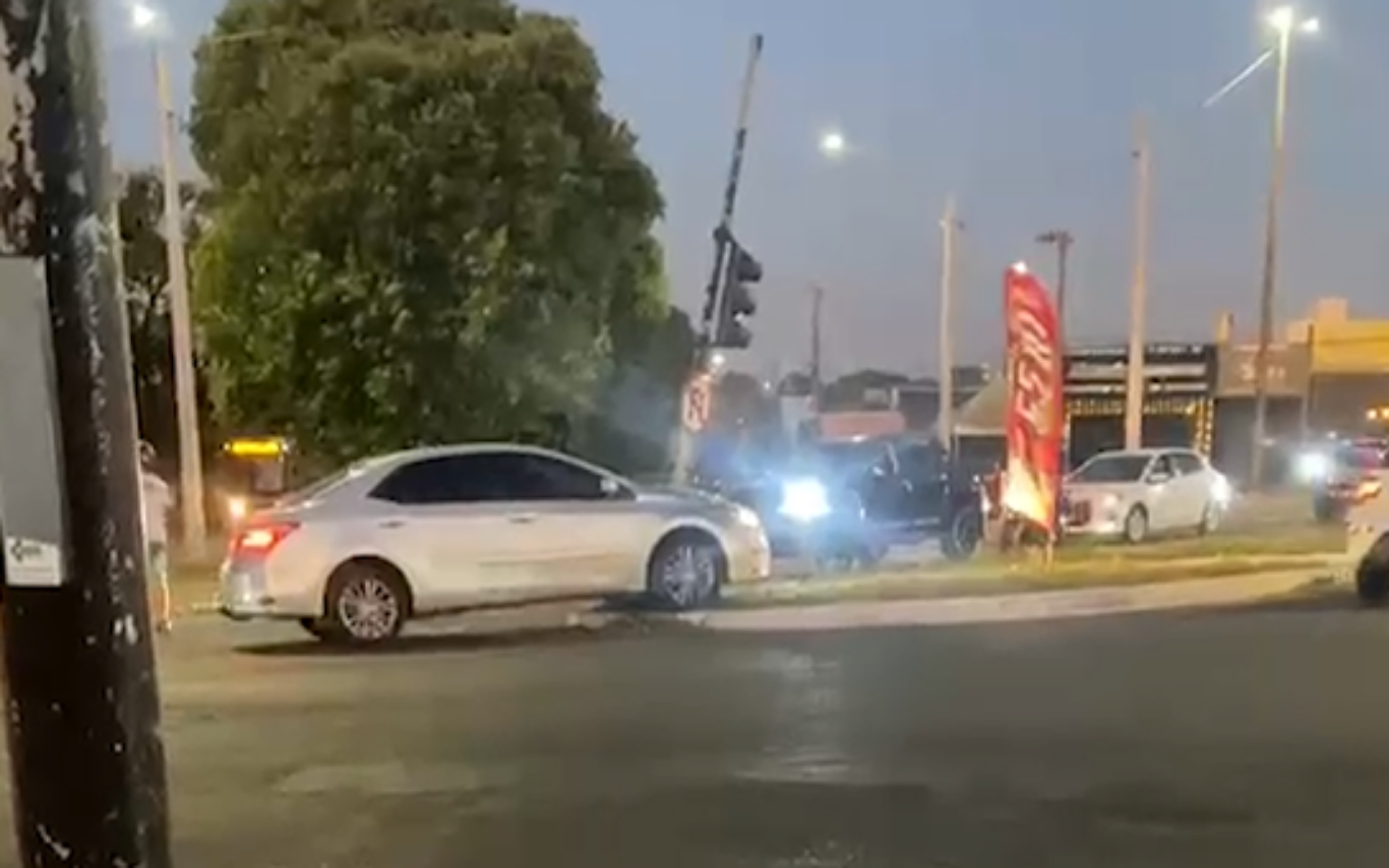 Motorista atinge semáforo, anda na contramão e foge após colisão frontal no Bairro Granada, em Uberlândia