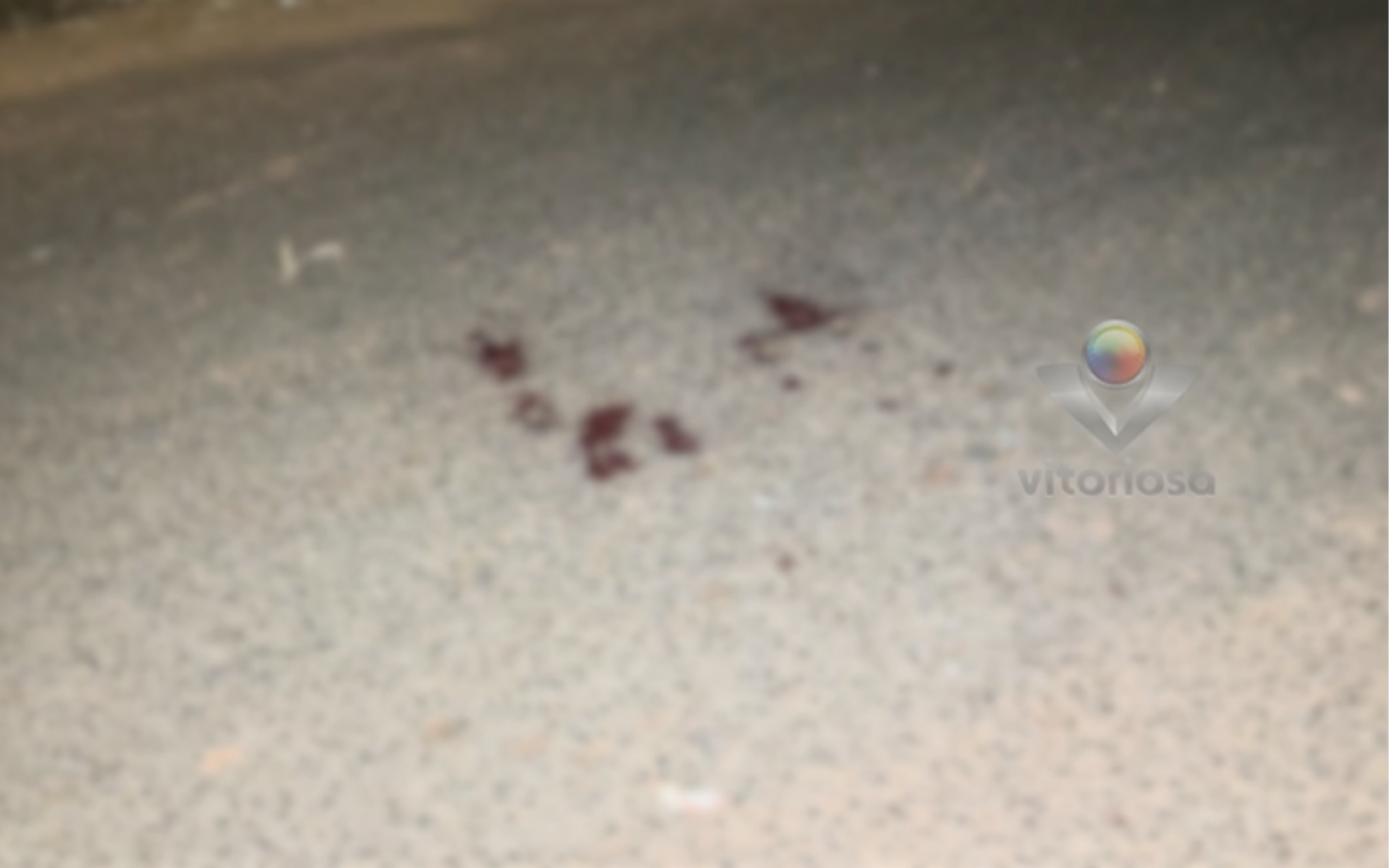 Pedestre é atropelado por carro na contramão no bairro Jardim Panorama e motorista atinge meio-fio durante a fuga