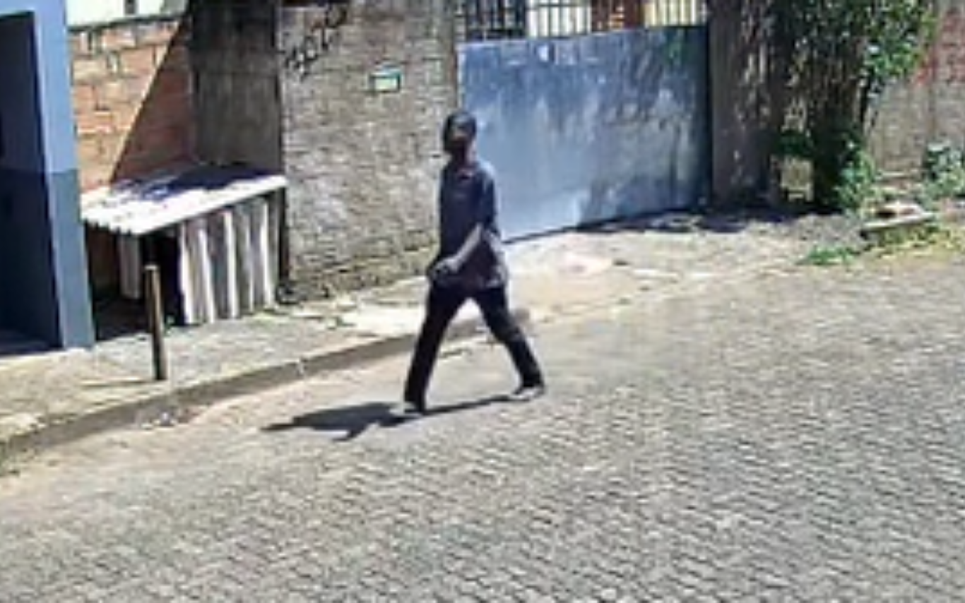Casa é invadida no bairro Alvorada e criminosos fogem levando pertences e carro da família em Uberlândia
